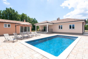 Villa Fortuna - spatious villa for 8 guests with pool and garden, Ferienhaus Istrien